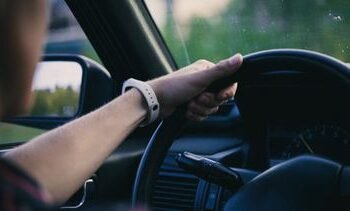 Joël (1) overleed na verkeersongeluk, nu waarschuwen zijn ouders voor afleiding achter het stuur