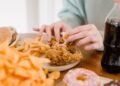 Smaakt eten lekkerder als je het met je handen eet? ‘Met mes en vork hou je informatie voor jezelf achter’