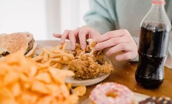 Smaakt eten lekkerder als je het met je handen eet? ‘Met mes en vork hou je informatie voor jezelf achter’
