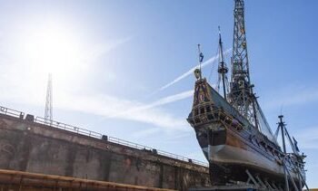 Replica VOC-schip Batavia is vanuit Amsterdam terug in Lelystad